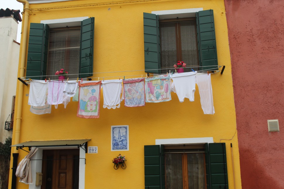 Gelbes Haus mit Wäsche in Burano Gelbes Haus mit Wäsche in Burano