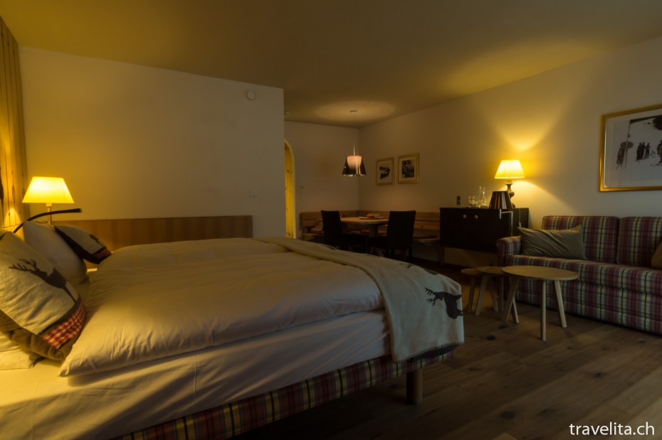 Alpenchic Zimmer im Hotel Piz Buin Klosters mit Sofa Alpenchic Zimmer im Hotel Piz Buin Klosters mit Sofa