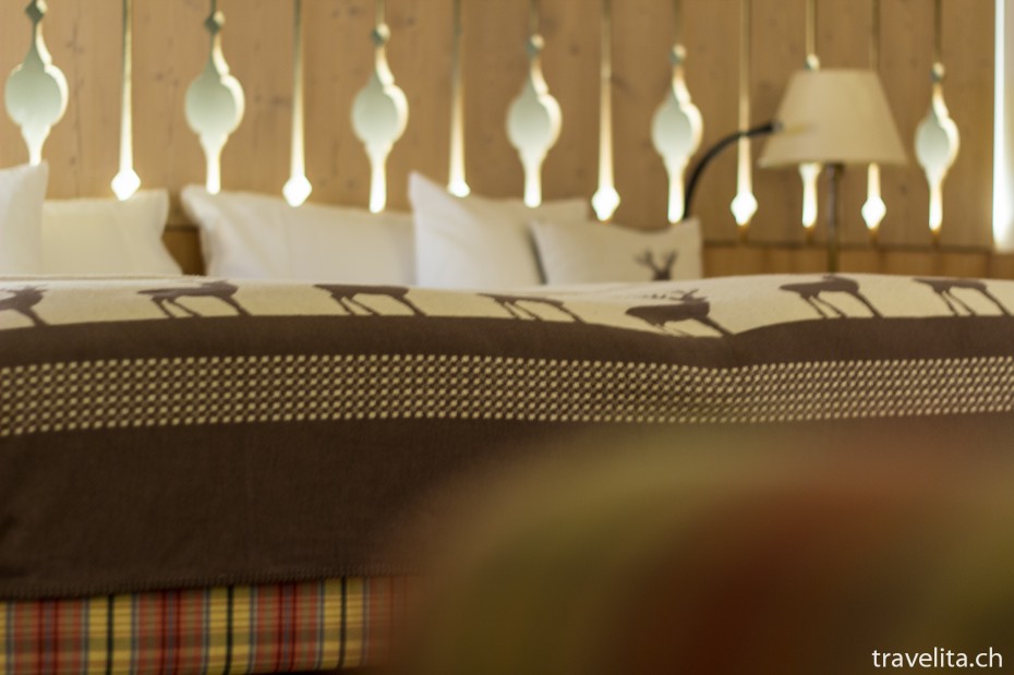 Bett Alpenchic Zimmer im Hotel Piz Buin Klosters Bett Alpenchic Zimmer im Hotel Piz Buin Klosters