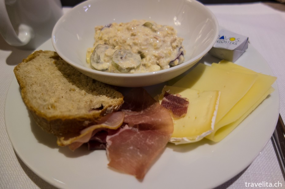 Müesli, Brot, Speck und Käse Müesli, Brot, Speck und Käse