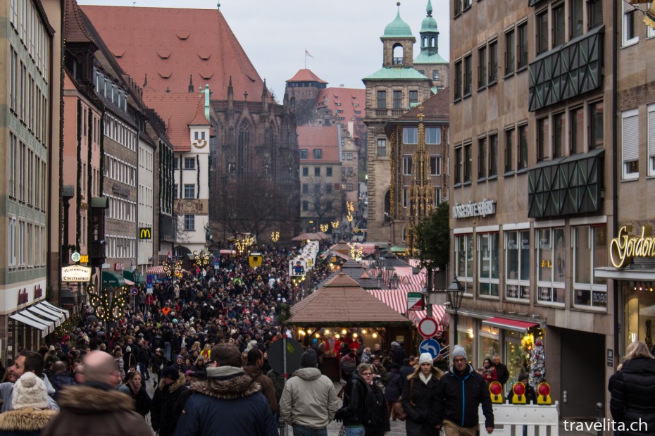 Sicht über den Nürnberger Christkindlesmarkt Richtung Kaiserstallung Sicht über den Christkindlesmarkt Richtung Kaiserstallung