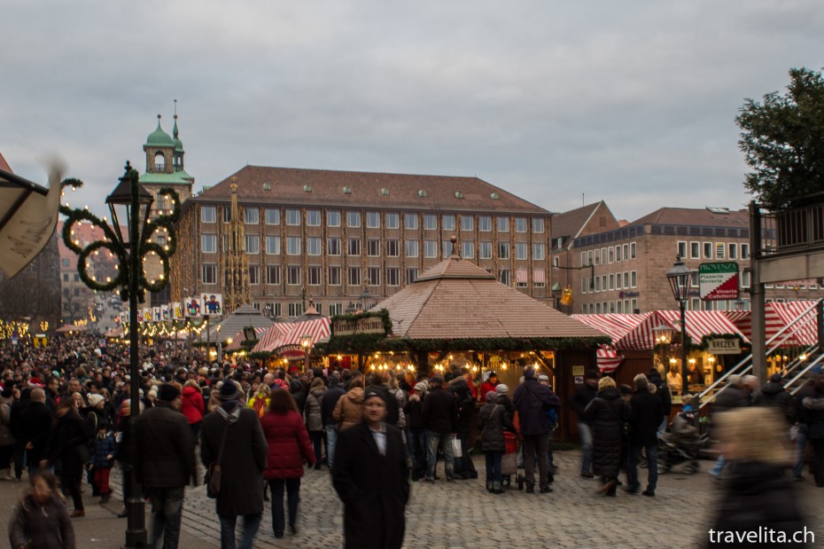 Jede Menge Leute auf dem Nürnberger Christkindlesmarkt Jede Menge Leute auf dem Nürnberger Weihnachtsmarkt