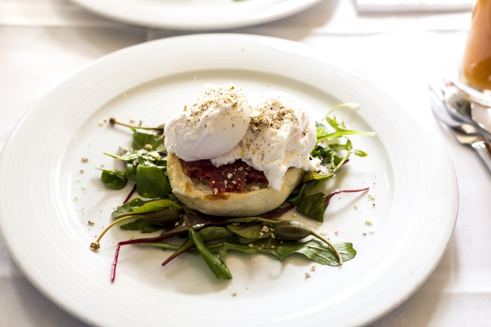 Egg Benedict mit Tartar beim Brunch in Thun Egg Benedict mit Tartar beim Brunch in Thun