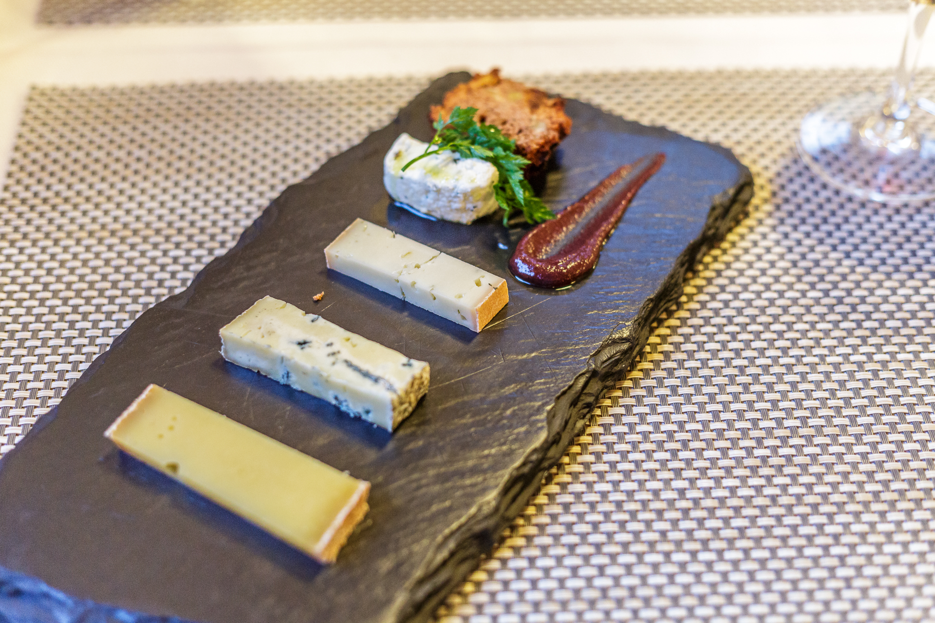 Hote-Nest-Bietschhorn-Cuisine-Fraicheur-Kaese