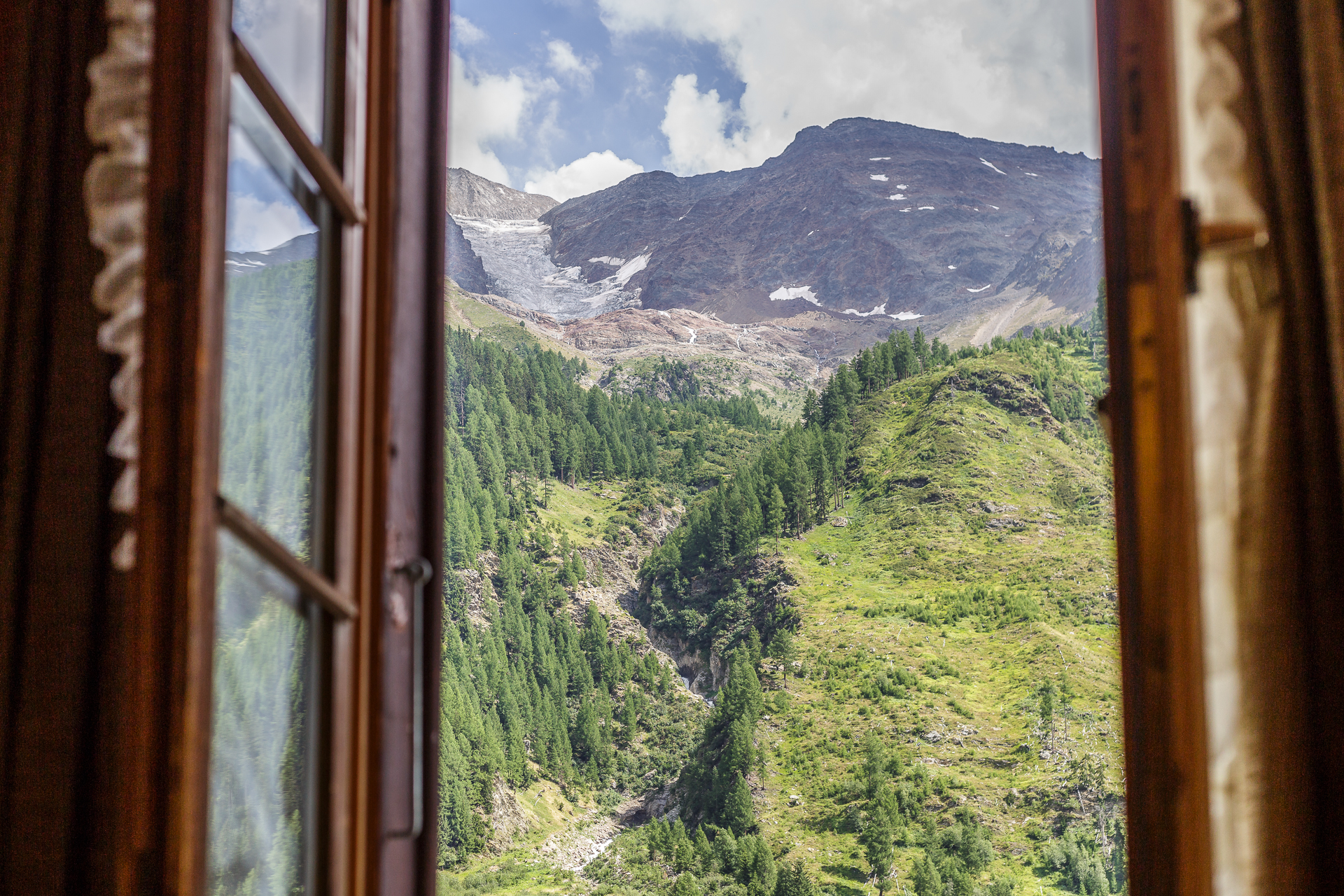 Hotel-Nest-Bietschhorn-Loetschental-Zimmer-Ausblick