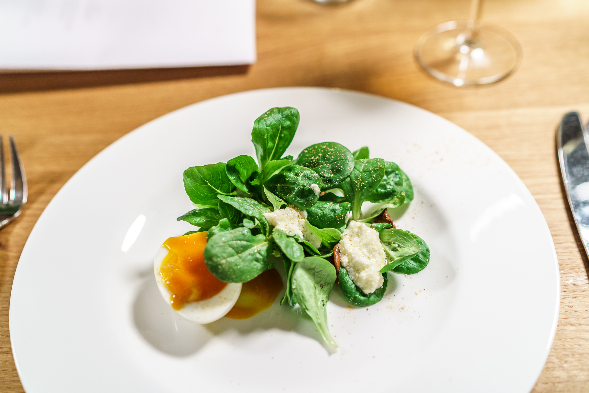 Nuesslisalat-mit-Ei