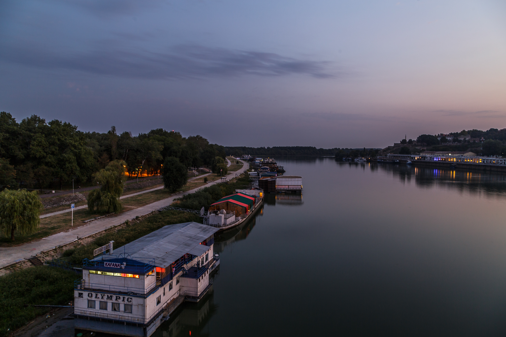 Partystadt-Belgrad-Save-Schiffe