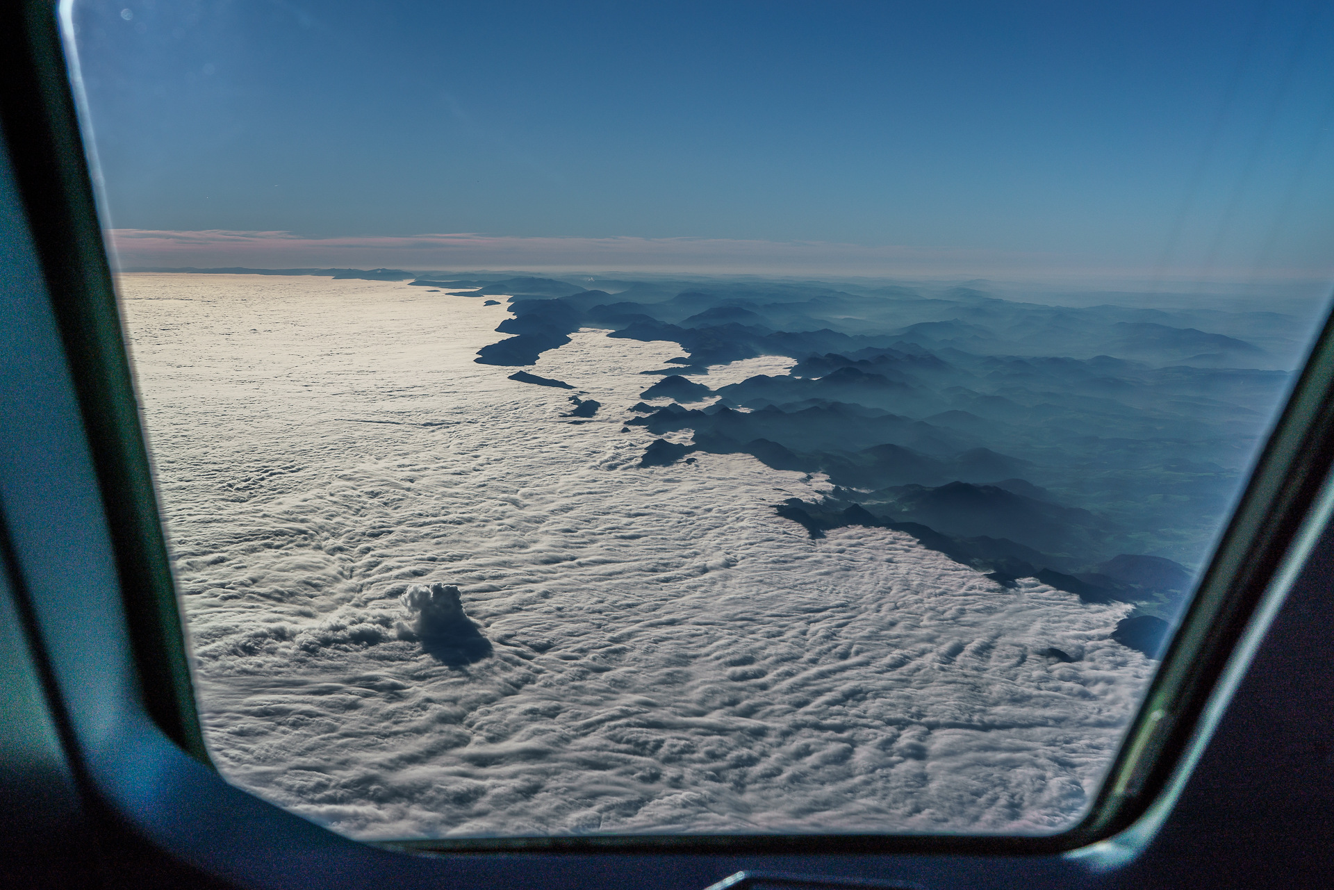 Nebelmeer-Flugzeug