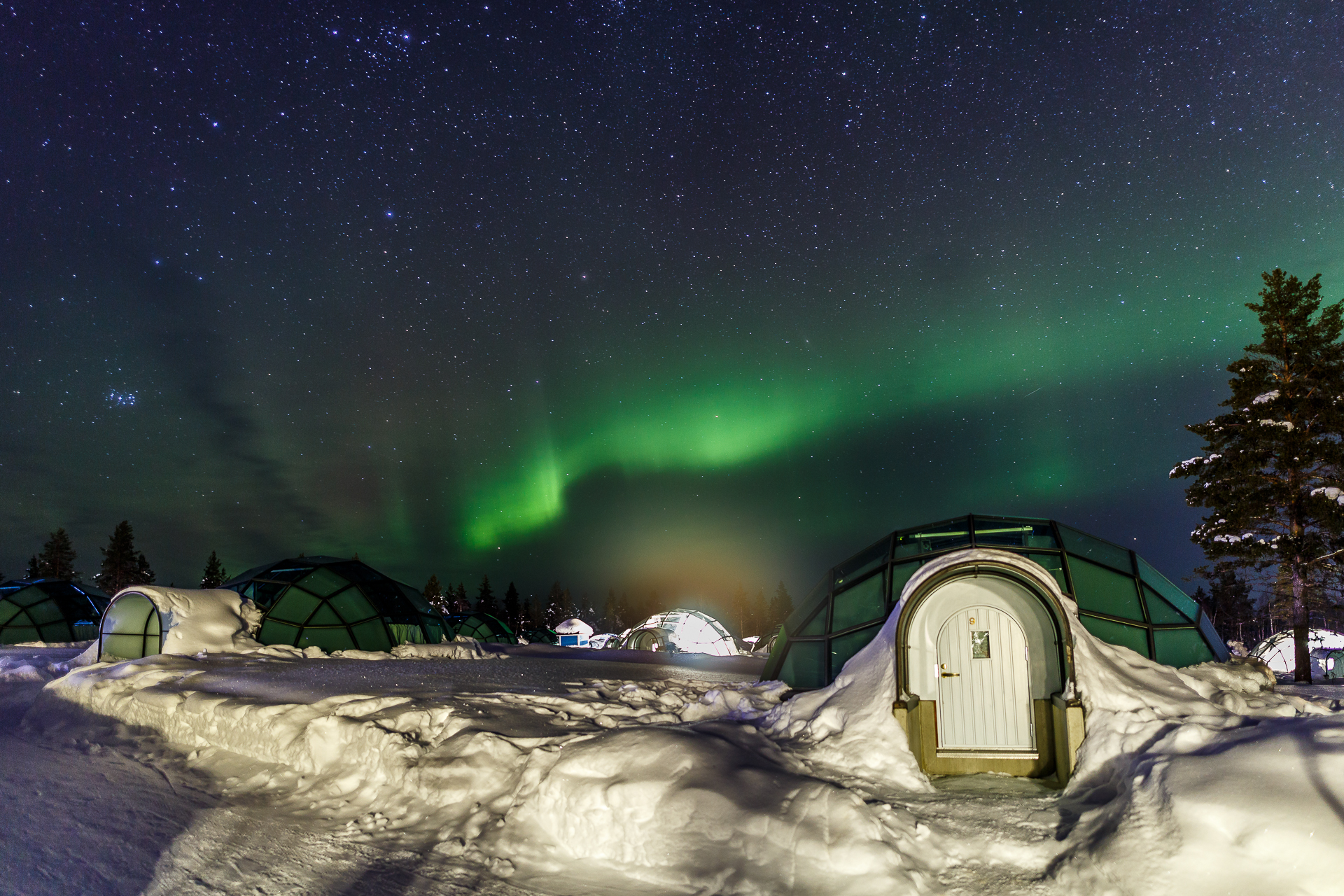 Kakslauttanen-Arctic-Resort-Northern-Lights-1