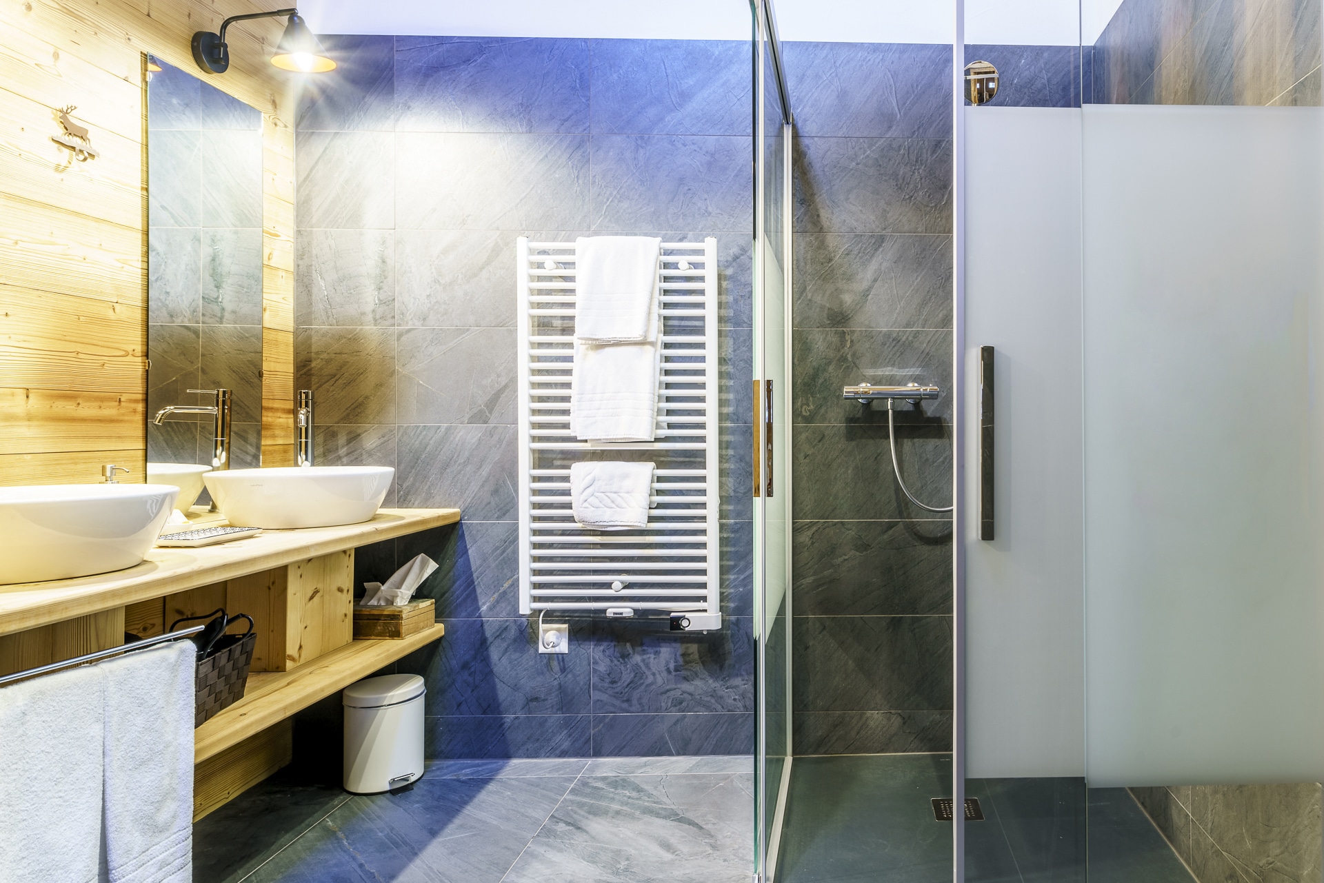 hotel-beau-sejour-champery-suite-badezimmer