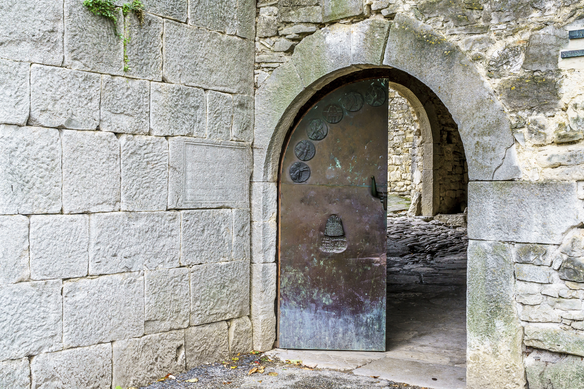 glagolitische-allee-roc-hum