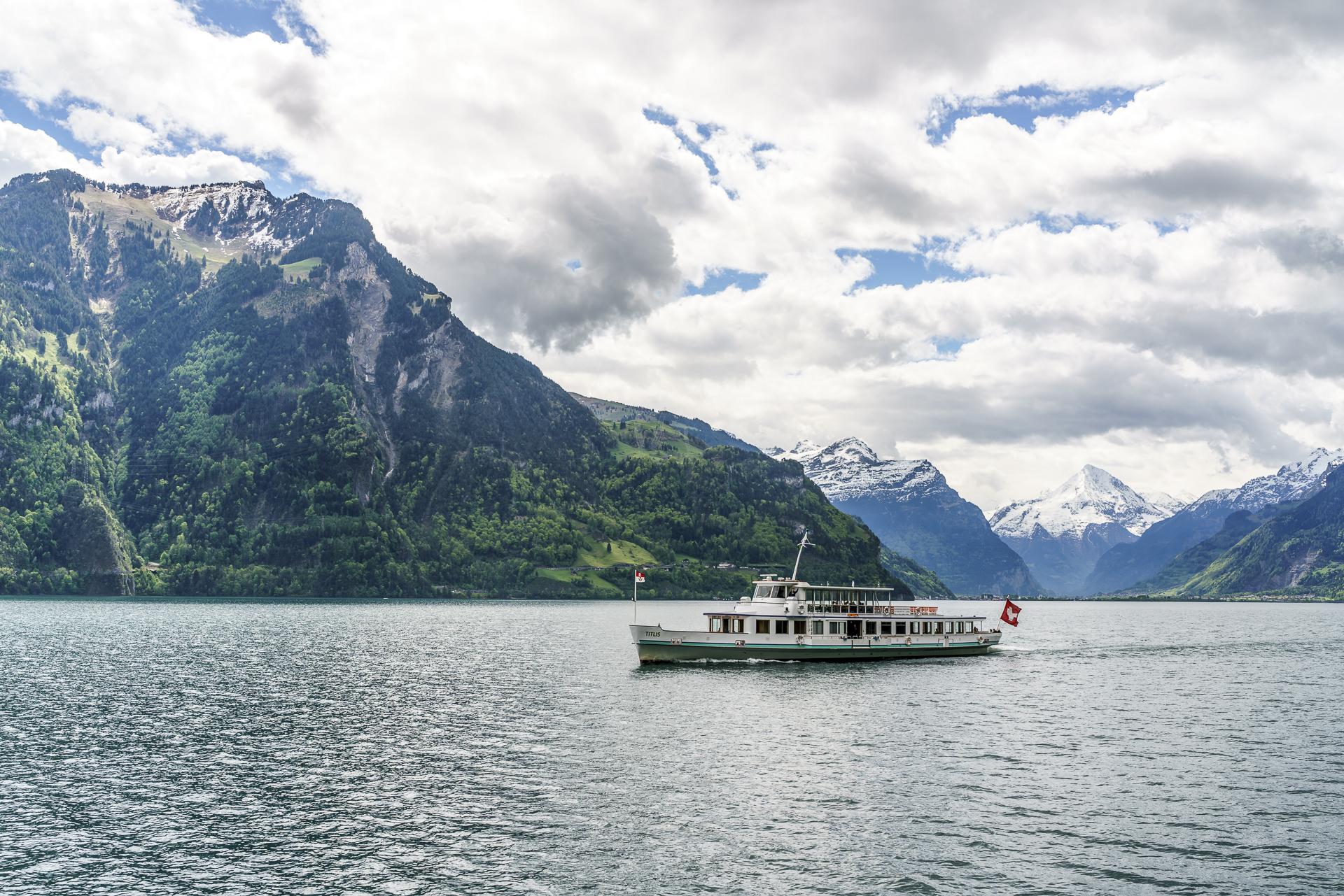 Urnersee mit Schiff