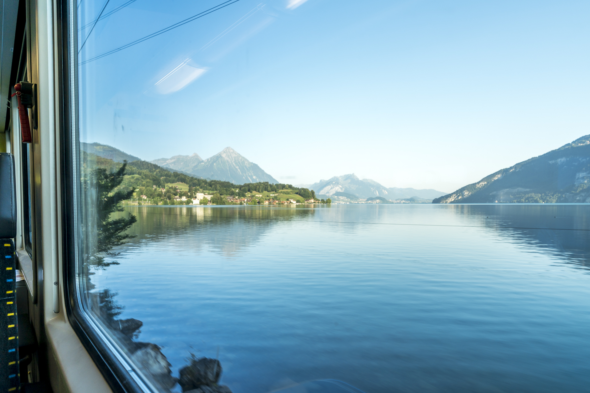 Thunsersee aus dem Zugfenster