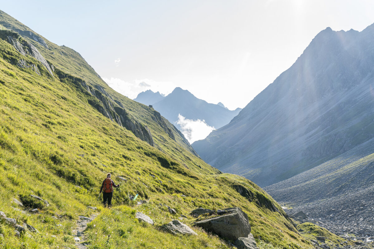 Abstieg von der Cavardirashütte in die Surselva