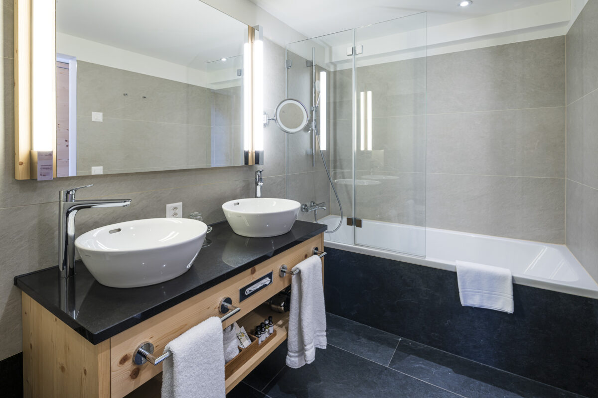 Badzimmer im Golfhotel les Hauts de Gstaad & SPA
